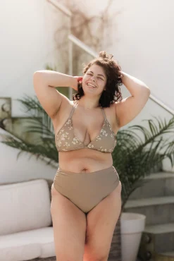 Cuba Ruffles bikinitopp - Mørk beige - Blossom*Careless Online